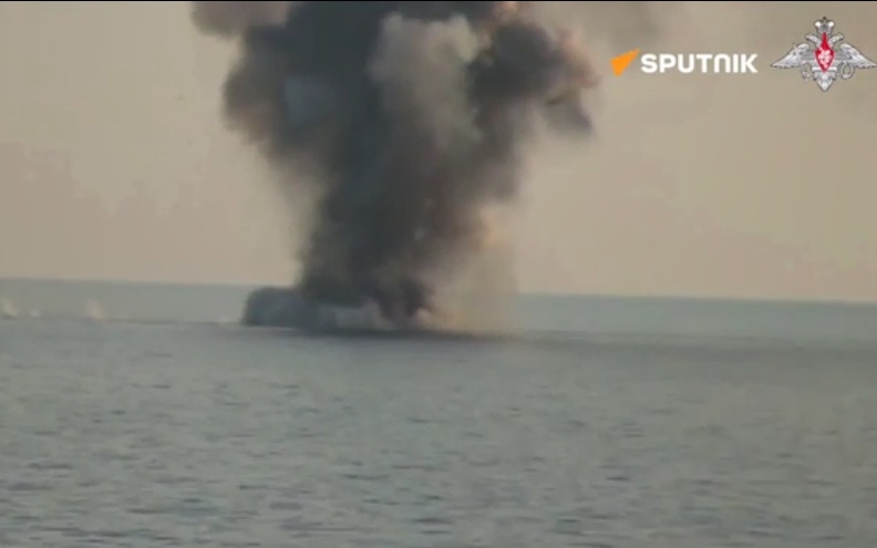 Chiến hạm Nga nã pháo bắn cháy thuyền không người lái của hải quân Ukraine